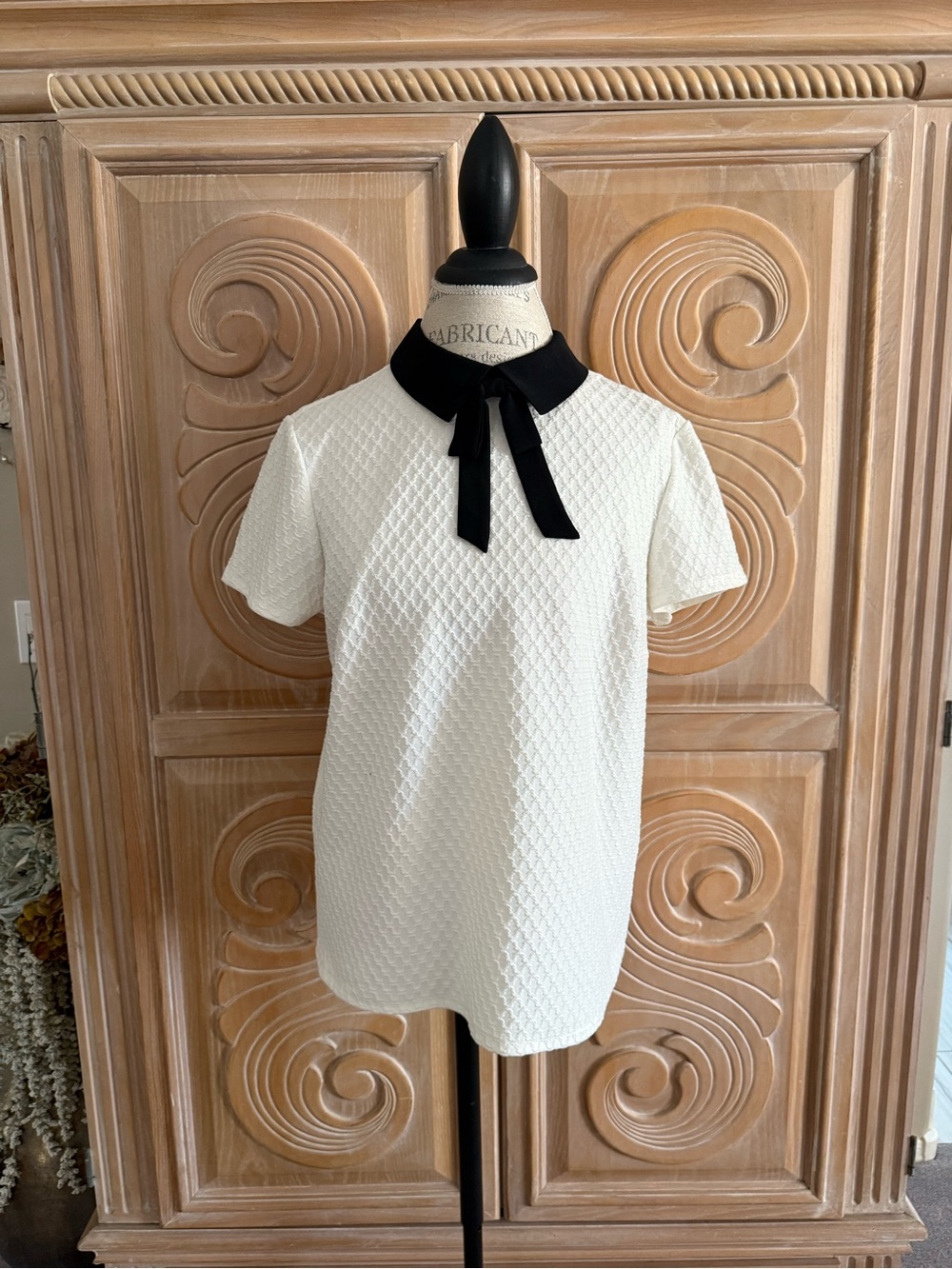 CeCe’s Beautiful Women's Textured Ivory Short-Sleeve Top with Black Collar Tie L